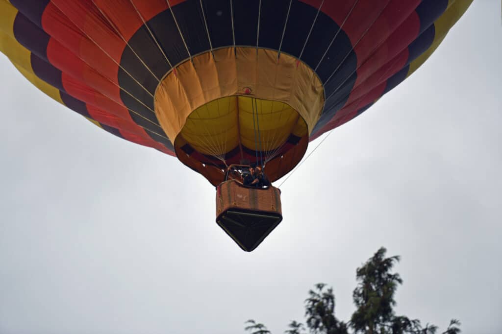 Hot air balloon approaching landing spot