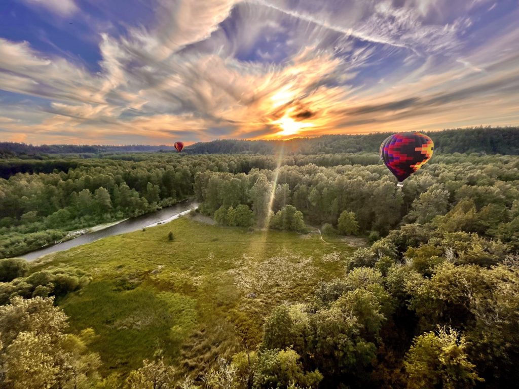 Hot air balloons on the Green River